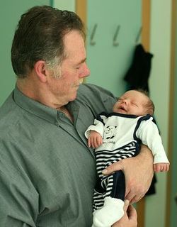 Opa Harry mit Enkel Tyler Noel